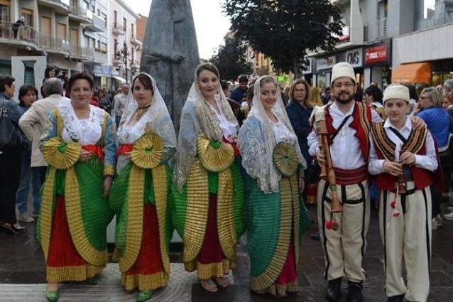 Gli abitanti di Spezzano Albanese (Cosenza) con gli abiti tipici della comunità arbëreshë (Wikipedia)