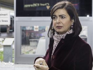 Laura Boldrini aggredita in aereo con lo slogan di Salvini: “Prima gli italiani, vergogna”