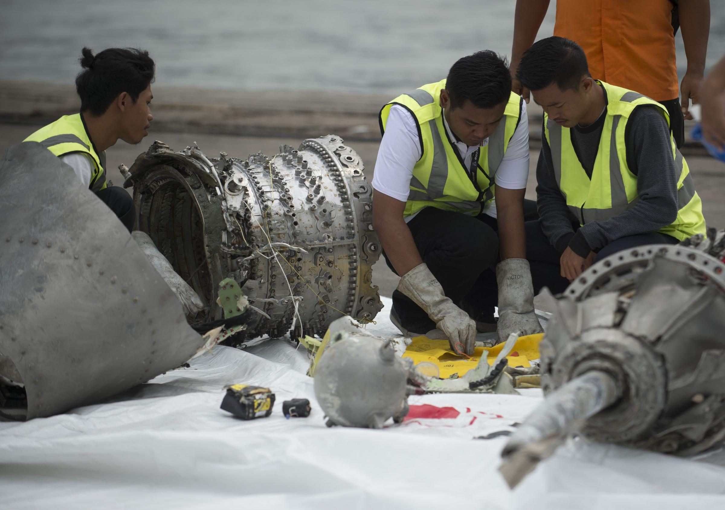 Aereo precipitato in Indonesia, il rapporto Piloti hanno tentato 26 volte di salvarsi