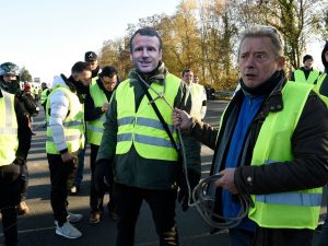 Francia, nonostante le proteste, il governo tira dritto e conferma la tassa sui carburanti