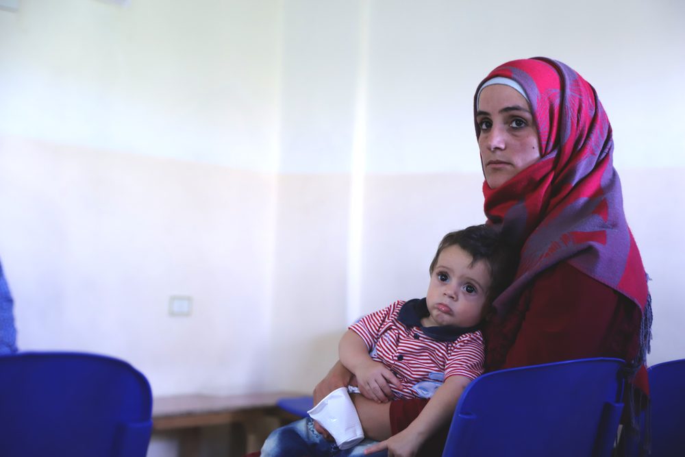 Una mamma siriana e suo figlio nel nuovo ospedale di Msf in Libano (Medici senza Frontiere)
