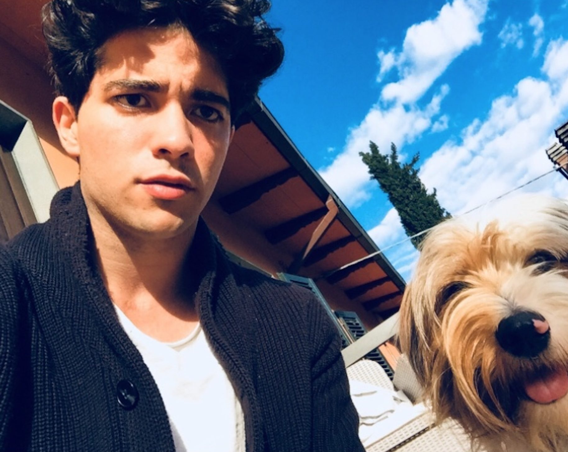 Luca con il suo cagnolino.