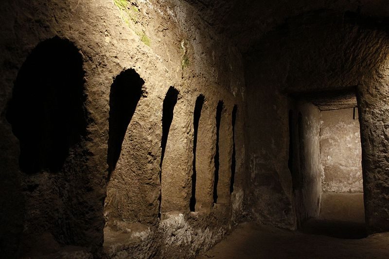 Gli "scolatoi" dove i cadaveri venivano trattati prima di essere seppelliti nelle catacombe.