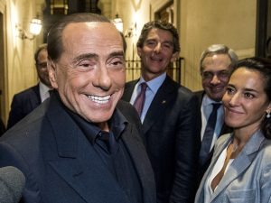 La nuova, tristissima, battuta sessista di Silvio Berlusconi