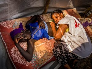 La visita di un’infermiera di Msf ad una donna incinta in Sud Sudan (Medici senza Frontiere)