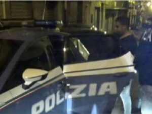 Palermo, uccide il marito mentre dorme. La confessione al 118: “Mio figlio sporco di sangue”