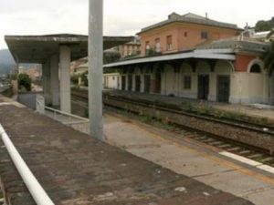 Boubacar si getta sui binari e salva un uomo dal suicidio: ha 19 anni ed ospite di uno Sprar