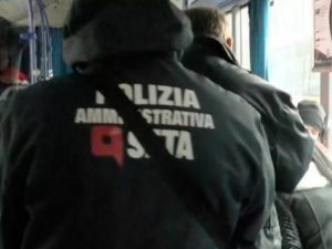 Modena, bimbo di 10 anni schedato sul bus: “Ha pagato 20 cent in meno. Mio figlio umiliato”