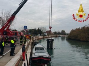 Dramma a Venezia: donna sbanda, finisce con l’auto in acqua e muore nel canale