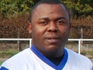 Francia, dramma durante una partita: calciatore si accascia a terra e muore