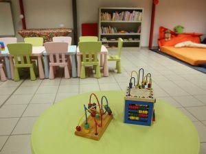 “Mio figlio meglio sporco di pipì che vestito di rosa”. Mamma si lamenta con le maestre d’asilo