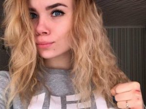 Mette a caricare l’iPhone mentre fa il bagno, il telefono cade nella vasca: 15enne muore folgorata