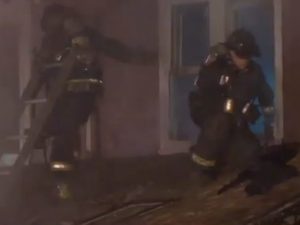Usa, incendio in casa: morti 5 bambini, la mamma si salva lanciandosi dalla finestra