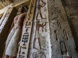 Storica scoperta in Egitto, tomba di oltre 4400 anni con statue e pitture intatte