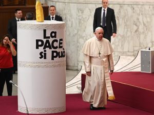 Papa Francesco: “Basta accusare i migranti e privare i poveri di speranza”