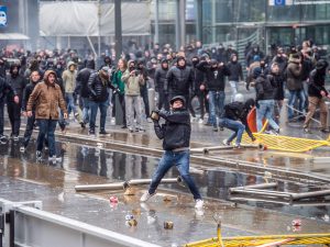 Bruxelles, scontri tra manifestanti favorevoli e contrari ai migranti. Bombe carta al Parlamento UE