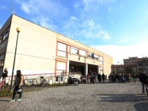 Amianto nelle mattonelle del pavimento: trasferiti gli studenti di una scuola di Firenze