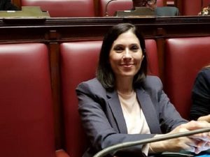 Mara Lapia, deputata del Movimento 5 Stelle, aggredita in un supermercato: costola fratturata