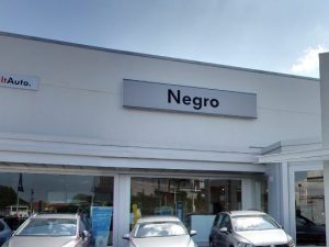 Concessionaria trevigiana si chiama Negro, Facebook la censura: “Nome razzista e discriminatorio”