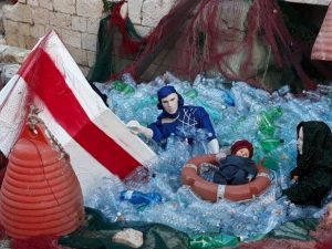 Il presepe di Bari che divide: Giuseppe e Maria come migranti e il salvagente come culla
