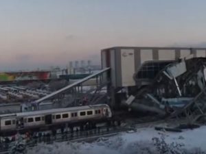 Treno ad alta velocità si schianta contro locomotiva in Turchia: almeno 7 morti