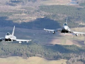 Allarme nei cieli italiani, aereo interrompe comunicazioni: decollo immediato per i caccia