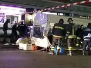 Piacenza: travolti da auto che piomba su bar, un morto. Conducente rischia il linciaggio