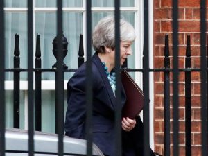 Caos Brexit, May rinvia il voto in Parlamento. Obiettivo: trattare ancora con Bruxelles