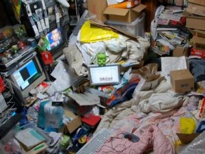 Padre, madre e figli chiusi in casa da 2 anni: dipendenti dal web, mangiavano solo merendine