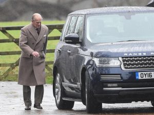 Gb, il principe Filippo ‘pizzicato’ alla guida senza le cinture allacciate