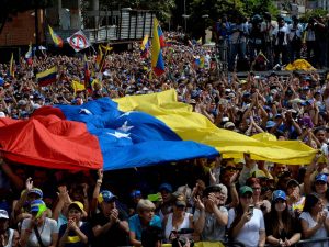 Venezuela nel caos, 13 morti nelle proteste. Maduro: “Popolo si mobiliti”