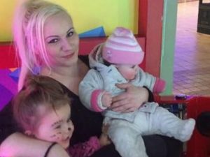 Scoperta shock in casa, mamma e le due figlie di 3 anni e 1 anno trovate senza vita