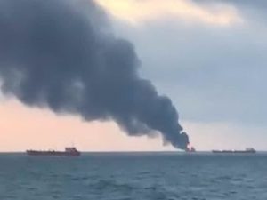 Crimea, due navi a fuoco nello stretto di Kerch: marinai in mare, almeno 9 morti