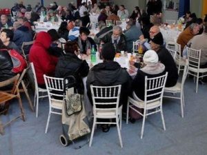 “Qualcosa di utile per le nostre nozze”, coppia di giovani sposi offre pranzo a 82 senzatetto