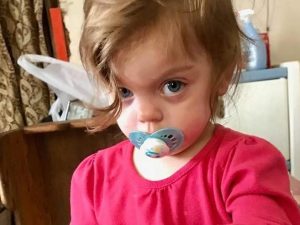 Esce di casa di notte e non riesce più a rientrare: bimba di 2 anni muore congelata