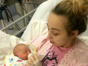 Regno Unito, 18enne finisce in coma e si risveglia con una bimba: “Non sapevo di essere incinta”