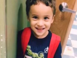 Dramma in casa, cornice si stacca dal muro e cade: Adrian ucciso dalle schegge di vetro a 4 anni