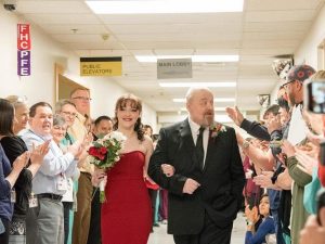 Il papà è malato, 18enne si sposa in ospedale a San Valentino: “Lui doveva accompagnarla all’altare”