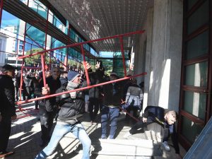 Albania, folla oceanica contro il premier Rama: manifestanti assaltano la sede del governo