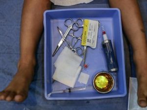 La tragedia dopo la circoncisione: “Se mio figlio è morto, è perché così ha voluto Dio”