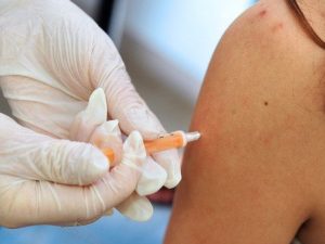 Tracce di lattice nei vaccini anti-influenzali, il viceministro: “Nessuna contaminazione”