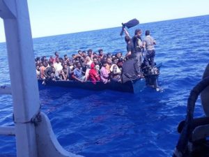 Migranti, 87 persone in mare chiedono aiuto: in 16 sono arrivate a Lampedusa, stanno bene