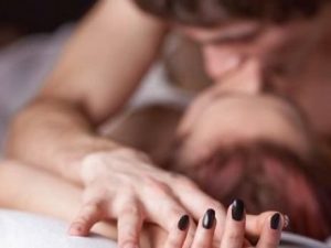 “Vuole fare sempre sesso e gira nudo in casa”, 27enne denuncia marito 52enne a Rimini