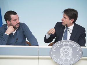 Fondi russi alla Lega, Conte provoca Salvini: “Parlamento è sacro, se chiama io rispondo”