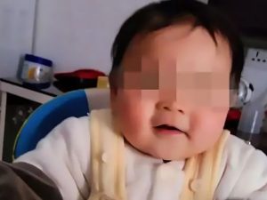 Papà 29enne lancia il figlio dal quinto piano: bimbo muore nel giorno del suo primo compleanno