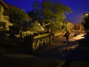 Ubriaco, esce a bere una birra a bordo di un carrarmato sovietico T55
