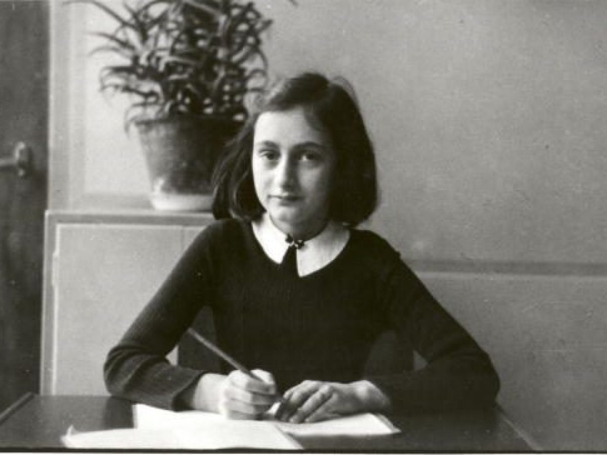 Anna Frank l'autrice del celebre Diario oggi avrebbe compiuto 90 anni