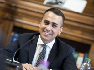Salario minimo, l’annuncio di Luigi Di Maio: “Presto sarà legge, è una battaglia di civiltà”