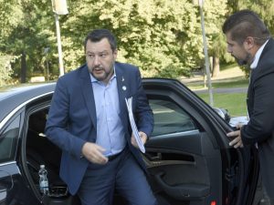 Migranti, Salvini scrive al governo francese: “Italia non è più campo profughi dell’Ue”