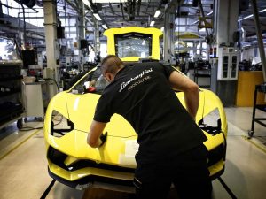 Lamborghini, nuovo contratto: agli operai aumenti di stipendio e permessi anche per il veterinario